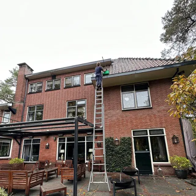 Dakgoot coaten door een collega