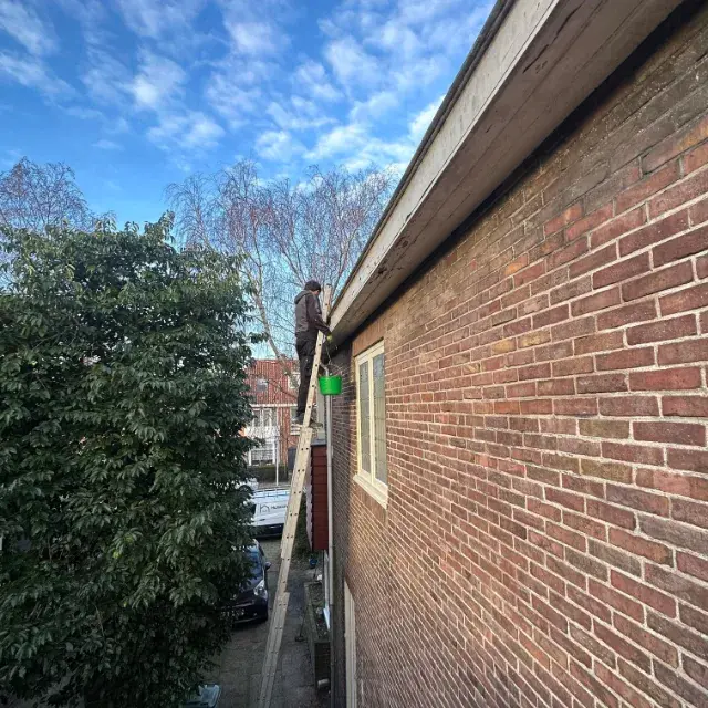 De dakgoot plaatselijk repareren of toch helemaal coaten