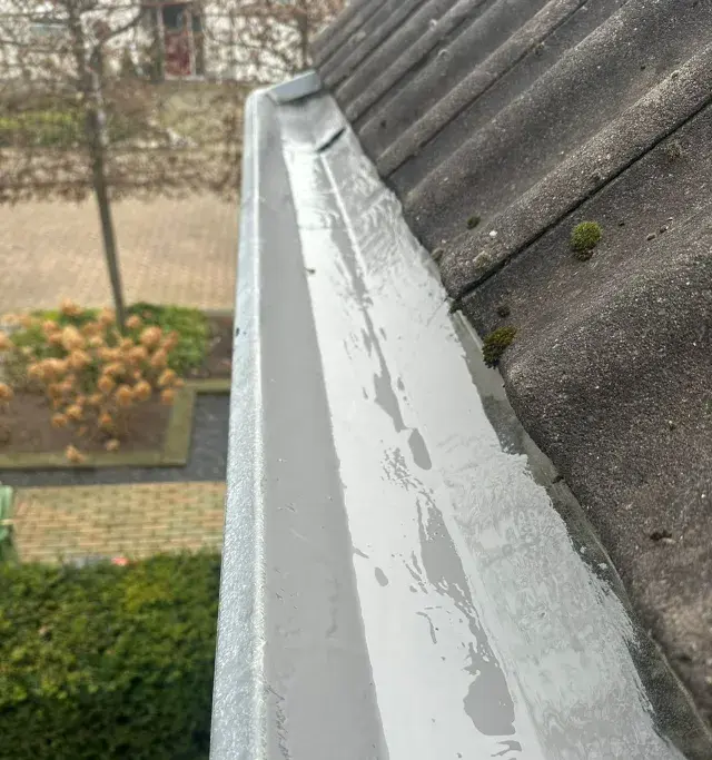 Een reparatie uitgevoerd met dakgootcoating